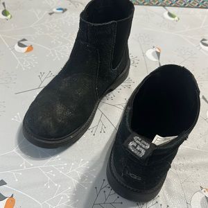 Girls black Ugg sparkle boots.